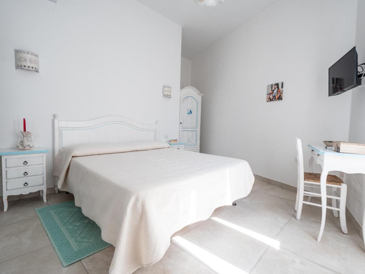 Affittacamere Solki SantʼAntìoco Buitenkant foto